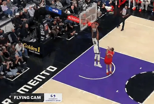 开云注册平台-蒙克背运过人完成双手暴扣，目前5中5、三分3中3得到13分