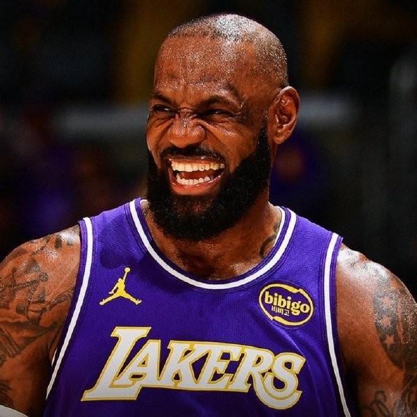 开云足球-虎头蛇尾,詹姆斯19中9得24分5板3助,上半场20分下半场仅4分